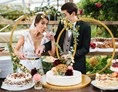 Hochzeitslocation: Großes Kuchenbuffet vor beeindruckender Kulisse im Kesselhaus. - Events an der Alten Spinnerei