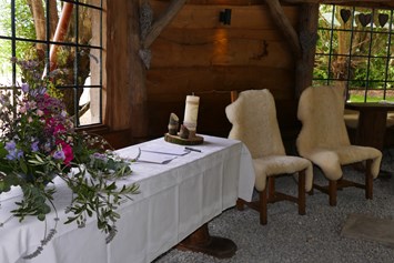 Hochzeitslocation: Trauung unter der Remise im Garten - Eventbauernhof Sprikeltrix
