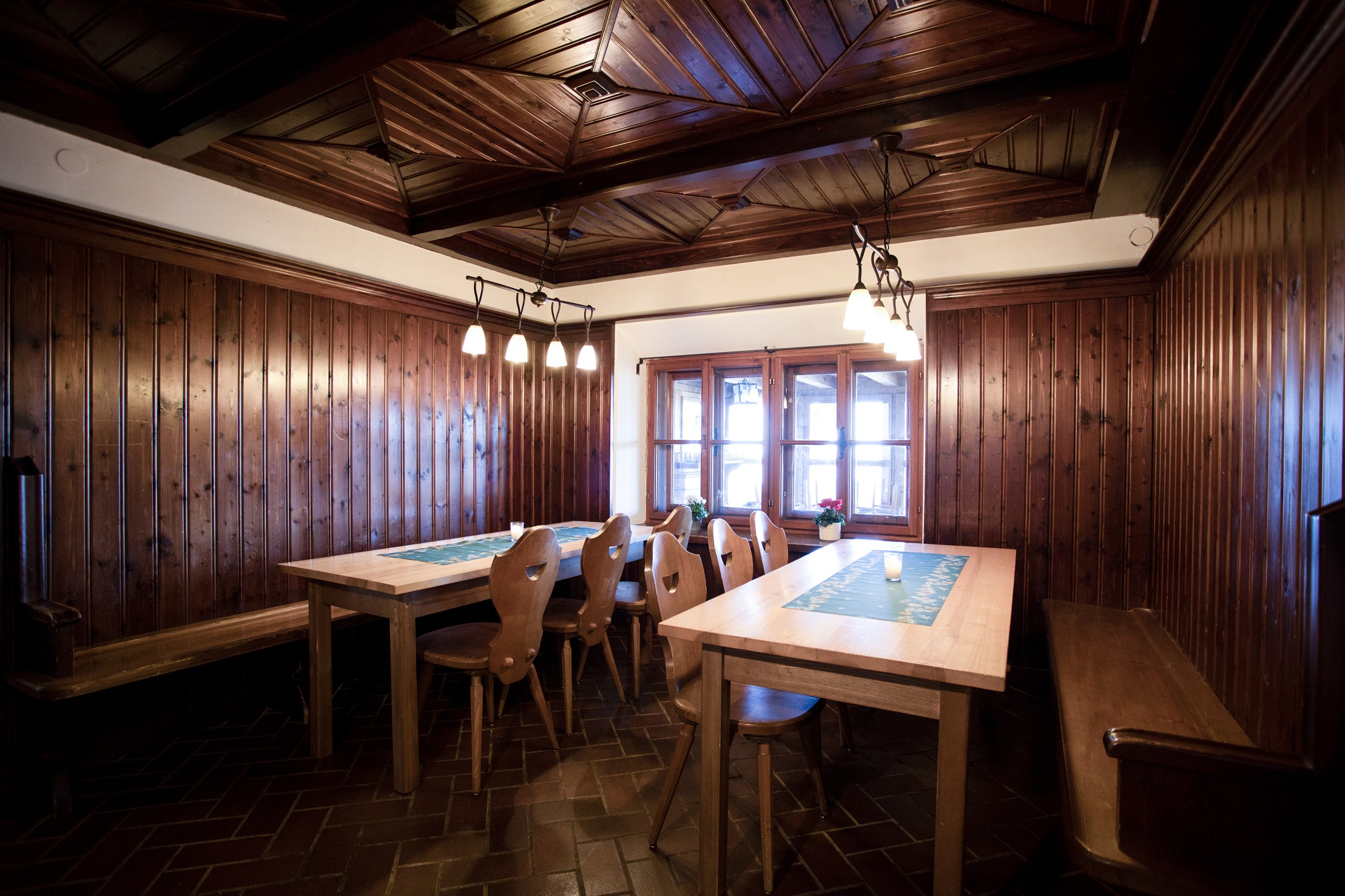 Hochzeitslocation: Ihr feiert auch gerne im kleinen Kreise, unter euch - Die Röckenstube hält was sie verspricht - Erentrudisalm 