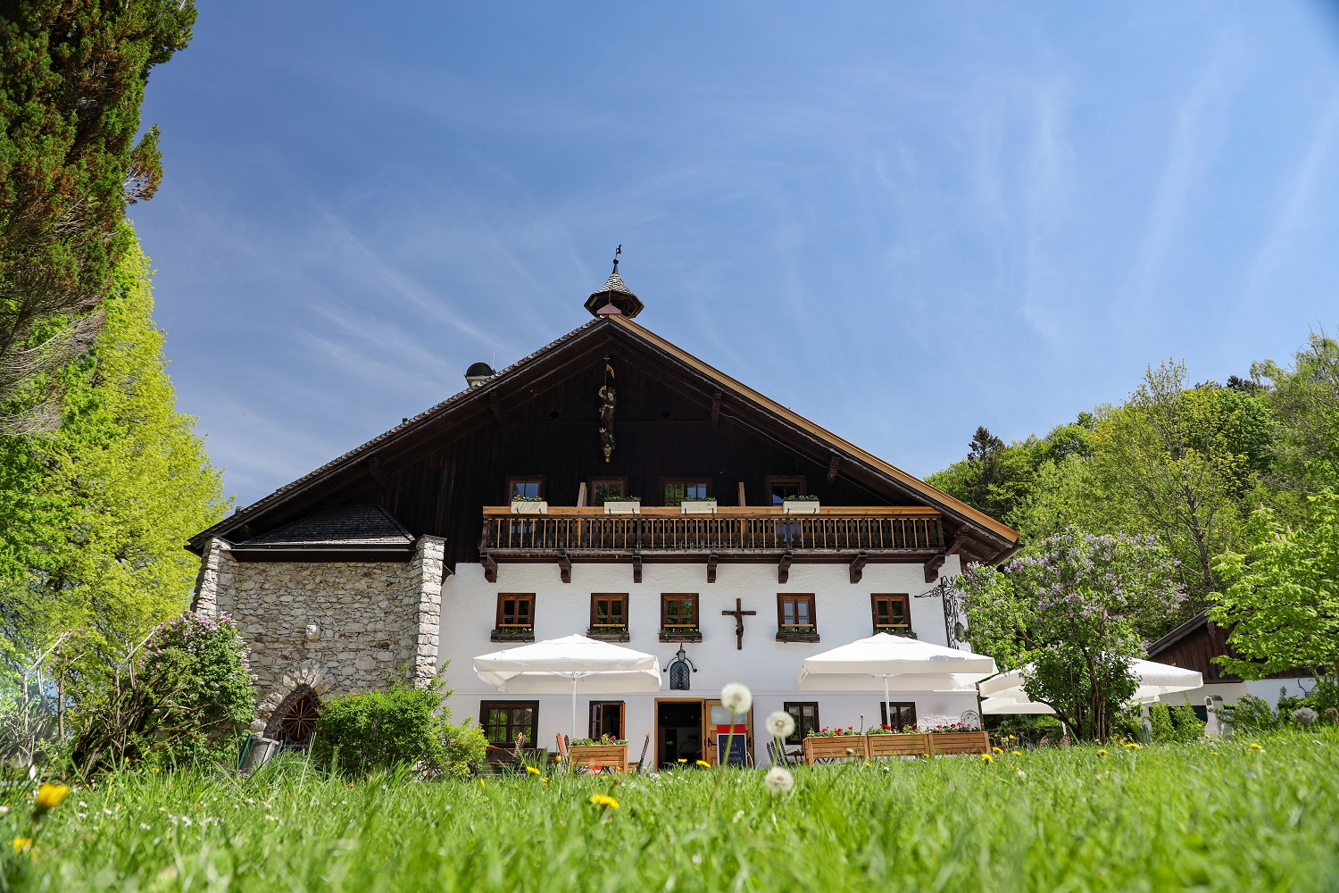 Hochzeitslocation: In neuem Glanz erstrahlt das Hauptgebäude auf ein Neues, ursprünglich erbaut 1924 - Erentrudisalm 