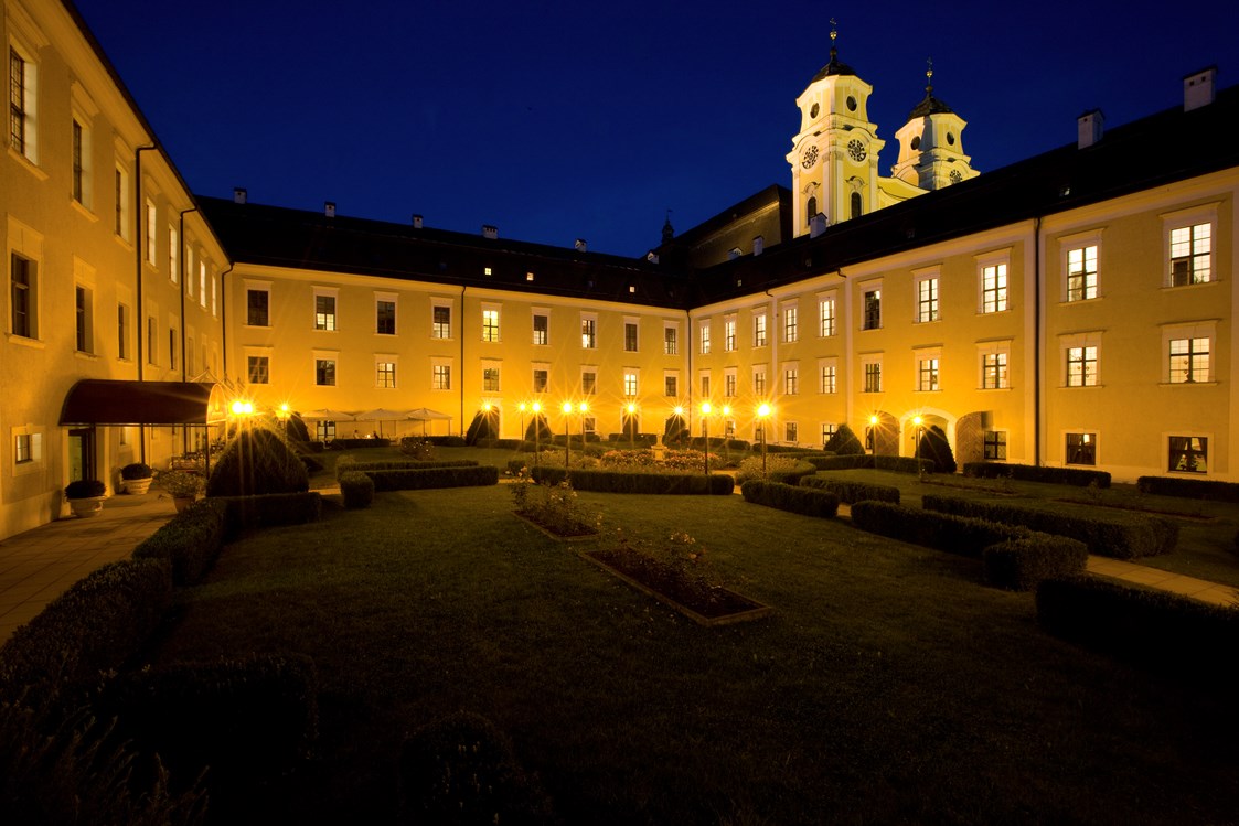 Hochzeitslocation: Schlosshotel Mondsee bei Nacht - Schlosshotel Mondsee