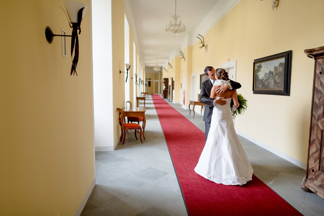 Hochzeitslocation: Hochzeitsfoto historischer Gang Schlosshotel - Schlosshotel Mondsee