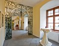 Hochzeitslocation: historischer Gang im Shlosshotel - Schlosshotel Mondsee