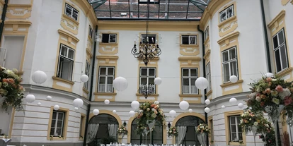 Winterhochzeit - Art der Location: Schloss - Der überglaste Innenhof des Schloss Margarethen am Moos. - Veranstaltungsschloss Margarethen am Moos