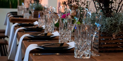 Winterhochzeit - Preisniveau: €€€ - Düsseldorf - Eingedeckte Vintagetische im Industriestil. - Kabelwerk