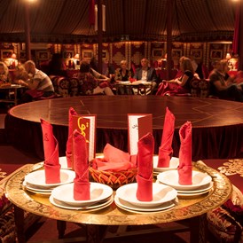 Hochzeitslocation: Ein Buffet mit erlesenen Köstlichkeiten, warmen uns kalten Speisen wird von uns frisch zubereitet und während Ihrer Veranstaltung auch aufgefüllt. (halal) - Madi-Zelt der Sinne