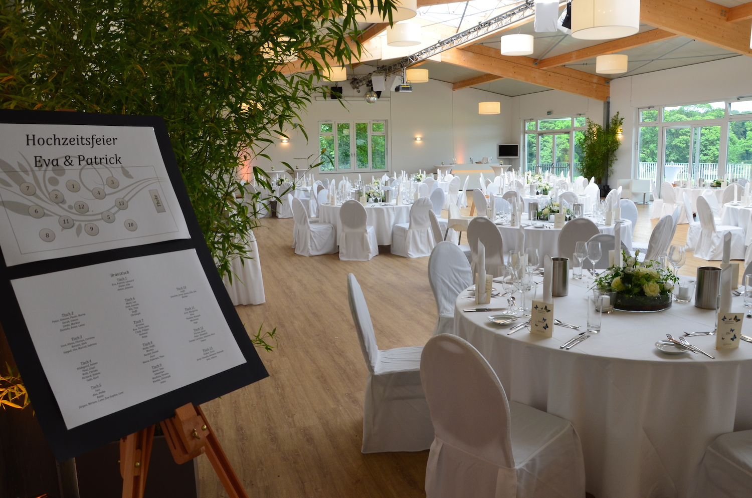 Hochzeitslocation: Klassische, runde Bestuhlung im Teehaus - Galopprennbahn Düsseldorf "Teehaus"