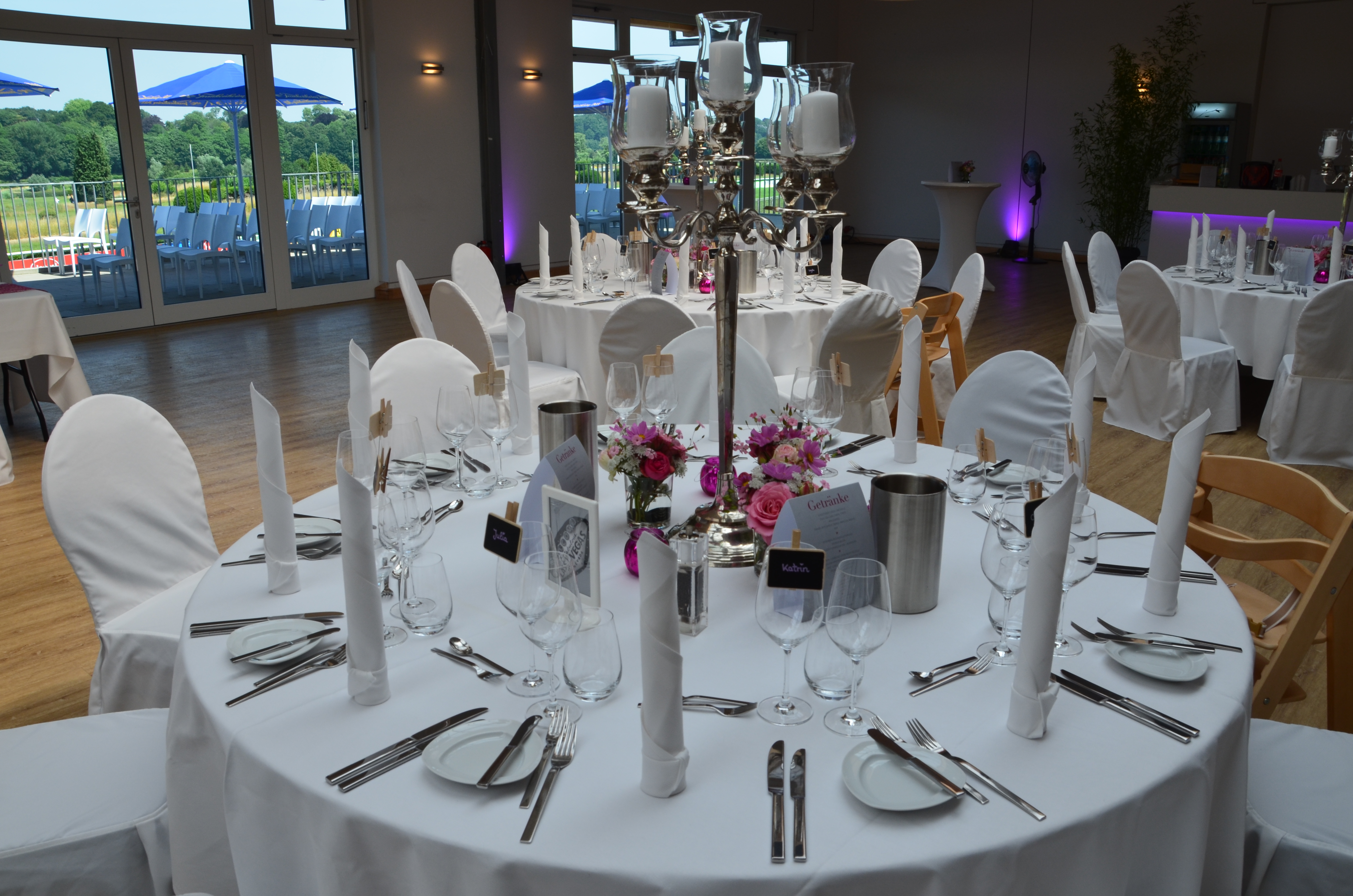 Hochzeitslocation: Klassische, runde Bestuhlung im Teehaus - Galopprennbahn Düsseldorf "Teehaus"