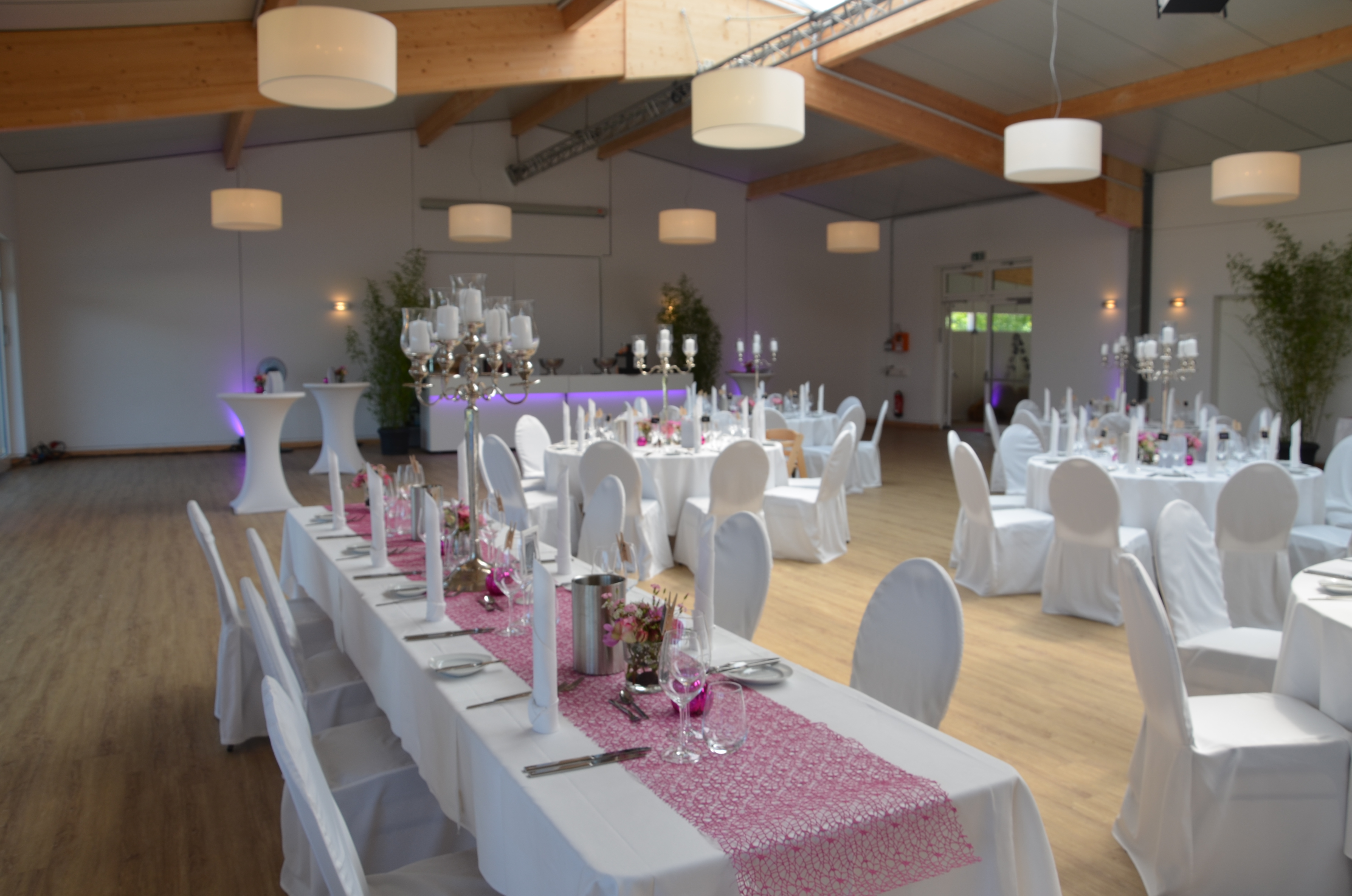 Hochzeitslocation: Klassisch weiße Bestuhlung mit speziellen Farbakzenten - Galopprennbahn Düsseldorf "Teehaus"