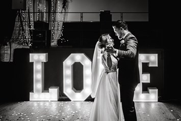 Hochzeitslocation: LOVE LED über uns Buchbar  - Halle9 Casino Zollverein 
