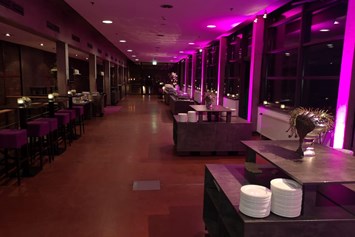 Hochzeitslocation: Unser Foyer | Buffetsituation | Empfangsbereich  - Halle9 Casino Zollverein 