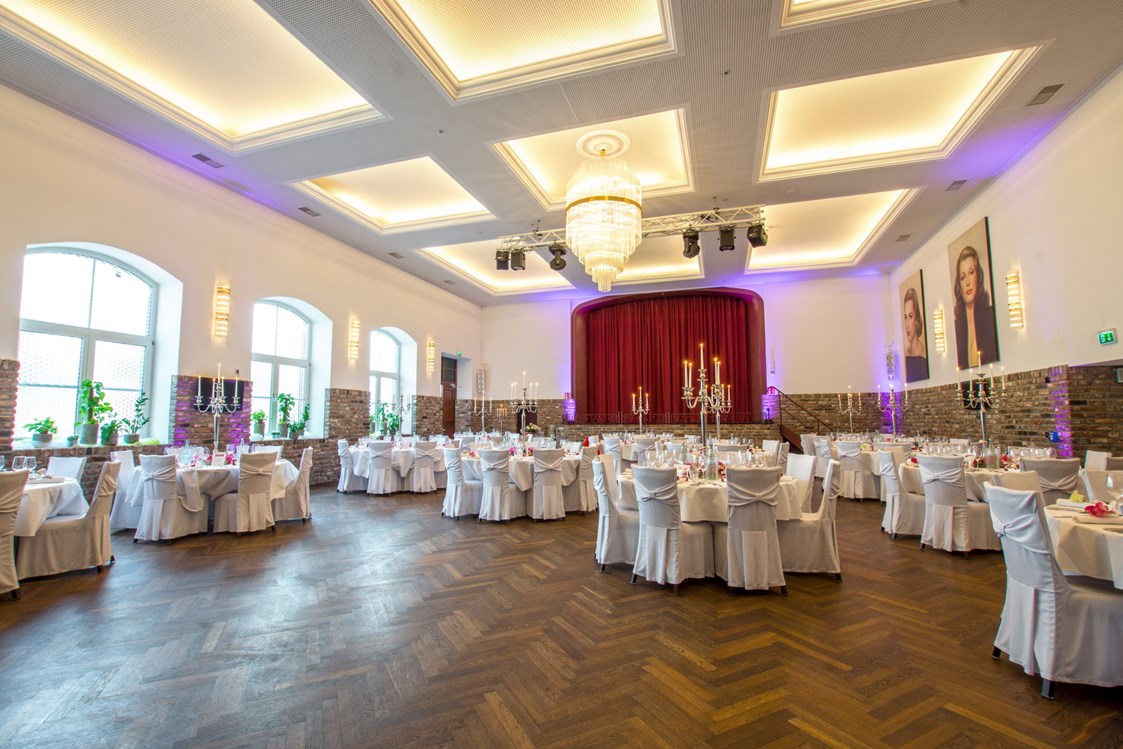 Hochzeitslocation: Saal mit runden Tischen (Bankettbestuhlung) - Kamper Hof