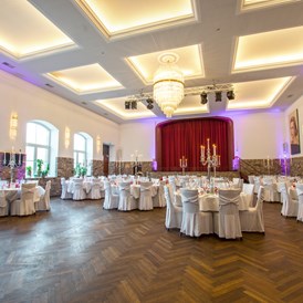 Hochzeitslocation: Saal mit runden Tischen (Bankettbestuhlung) - Kamper Hof
