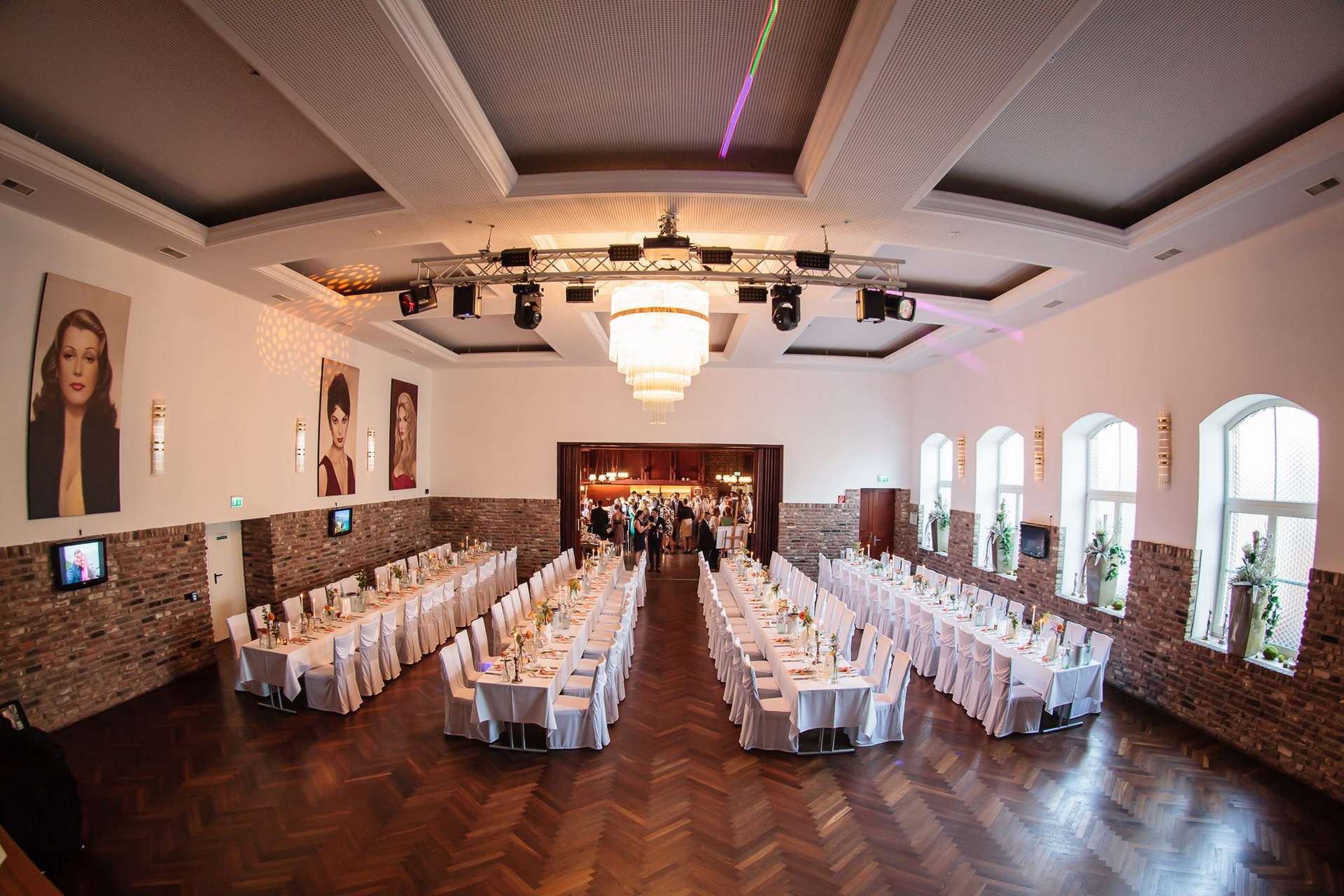 Winterhochzeit - Duisburg - Hochzeitssaal mit langen Tischen - Kamper Hof