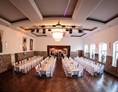 Hochzeitslocation: Hochzeitssaal mit langen Tischen - Kamper Hof