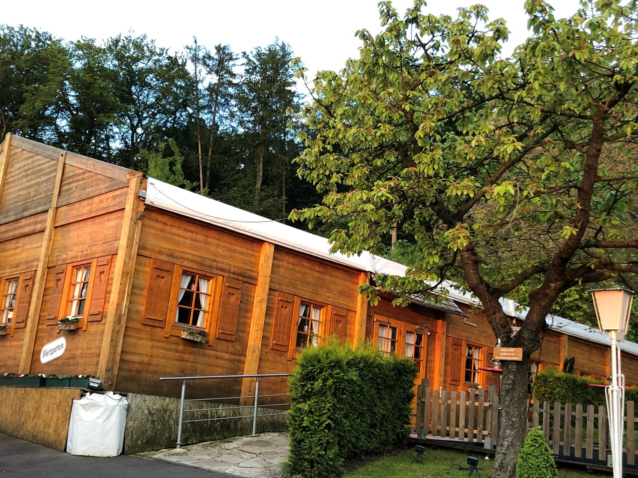 Café & Restaurant Waldfrieden Angaben zu den Festsälen ELM - HÜTTE
