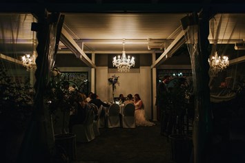 Hochzeitslocation: Abendstimmung auf der Terrasse des Kropfitsbad am Wörthersee. - Kropfitschbad
