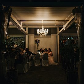 Hochzeitslocation: Abendstimmung auf der Terrasse des Kropfitsbad am Wörthersee. - Kropfitschbad
