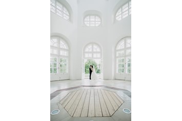 Hochzeitslocation: Ansicht des Oktogons Richtung Park - Orangerie des Schlosses Esterházy