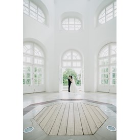 Hochzeitslocation: Ansicht des Oktogons Richtung Park - Orangerie des Schlosses Esterházy