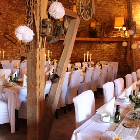 Hochzeitslocation: Gastraum mit Hussen - Romantische Scheune