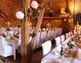 Hochzeitslocation: Gastraum mit Hussen - Romantische Scheune