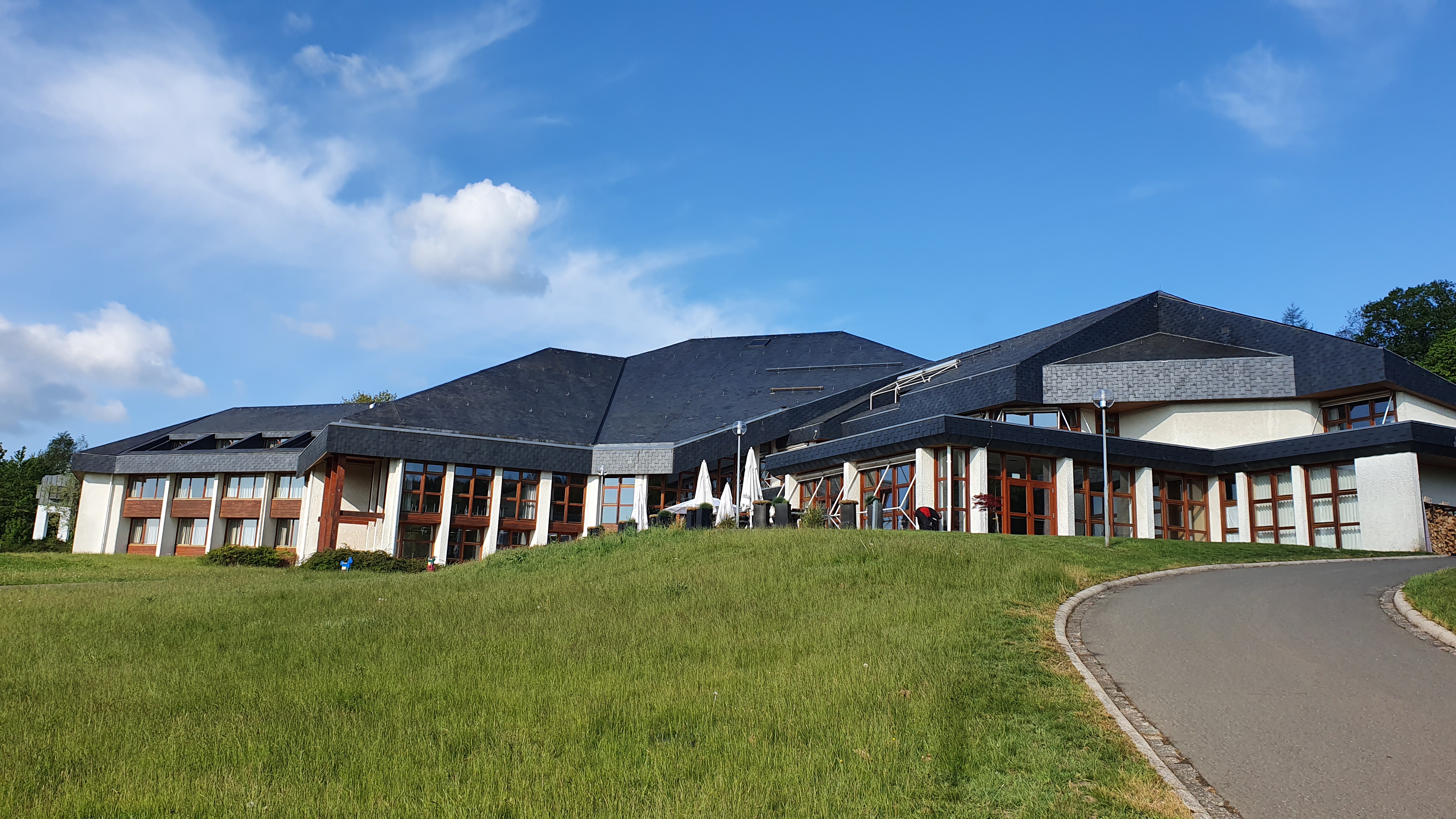 Winterhochzeit - Umgebung: in den Bergen - Auffahrt zum Hotel - Landhaus Nordhelle