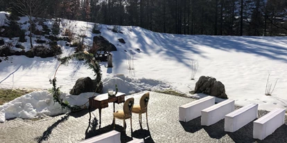 Winterhochzeit - Art der Location: Schloss - Trauung im Garten im Winter - Villa Bergzauber