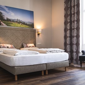 Hochzeitslocation: Zimmerbeispiel

Unsere 13 Zimmer bieten Platz für insgesamt 46 Übernachtungsgäste 
 - Villa Bergzauber