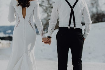 Hochzeitslocation: Brautpaar im Schnee Winterhochzeit 2019
 - Villa Bergzauber