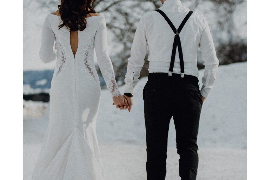 Hochzeitslocation: Brautpaar im Schnee Winterhochzeit 2019
 - Villa Bergzauber