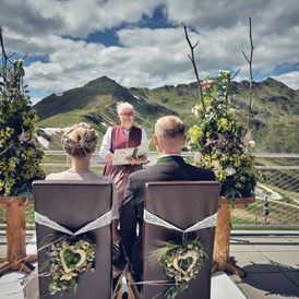 Hochzeitslocation: Trachten Hochzeit | Location Dachterrasse Gipfeltreffen auf 2.300m | mit 360° Grad traumhaften Bergpanorama Blick - Gipfeltreffen | Zillertal Arena