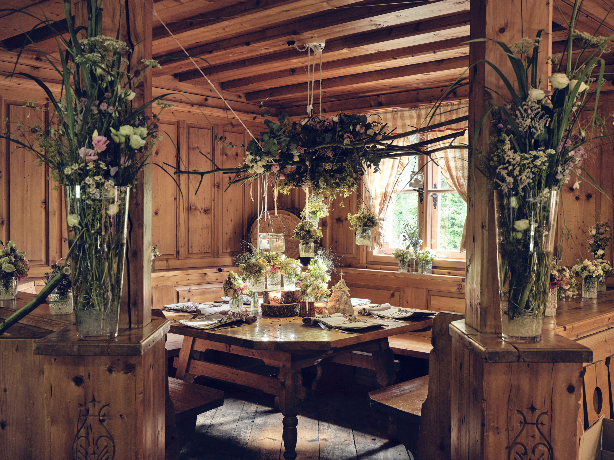 Hochzeitslocation: Hochzeitsdeko | urig & gemütlich | Trachten Hochzeit Sommer 2020 - Gipfeltreffen | Zillertal Arena