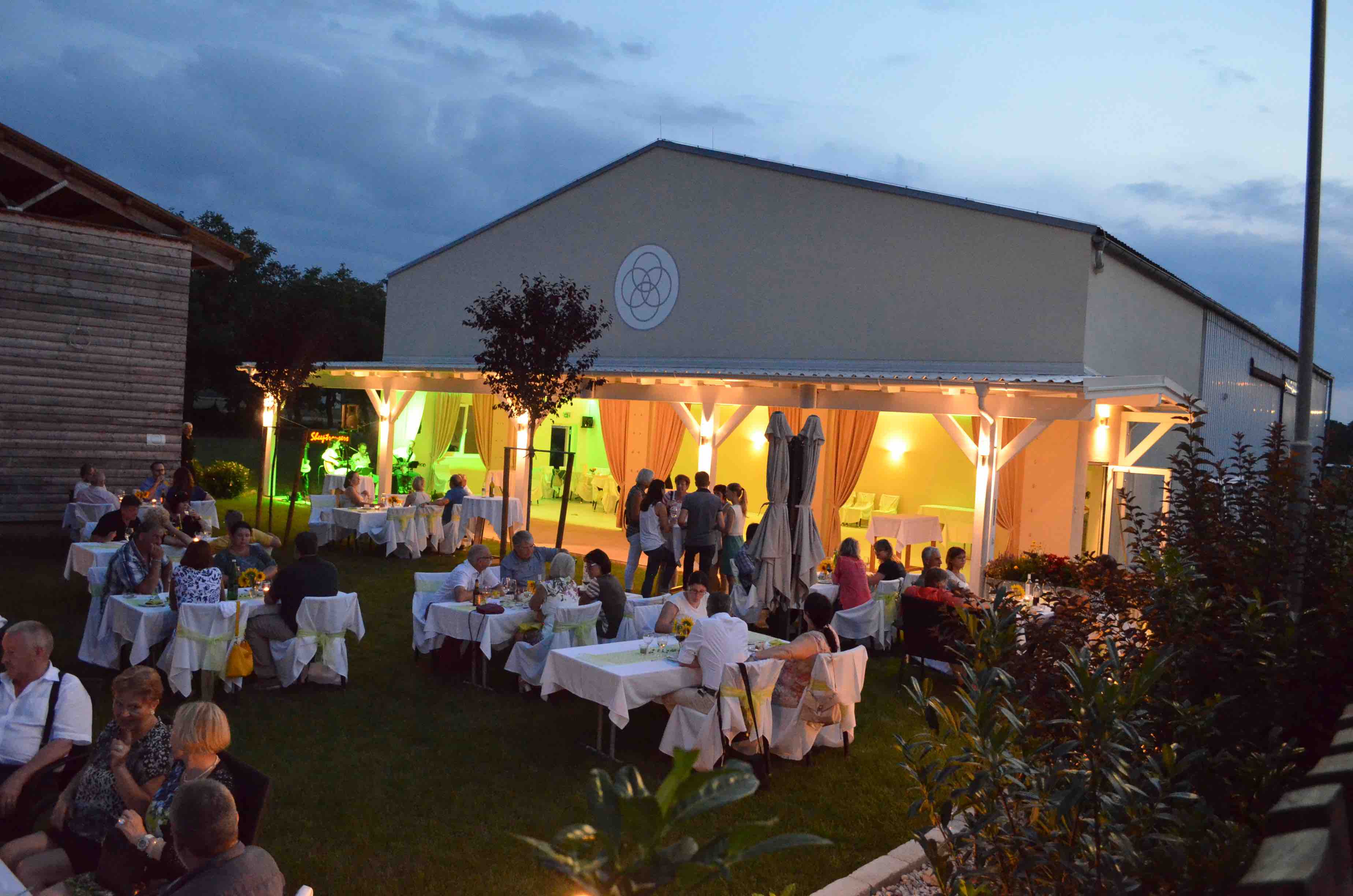 Winterhochzeit - Reichenau an der Rax - Eigener Gartenbereich mit komplett zu öffnender Gartenfront - Probuskeller Döller 