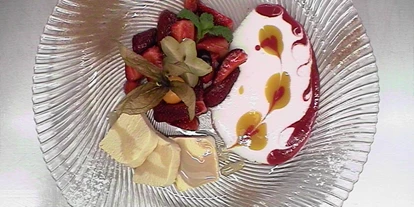 Winterhochzeit - PLZ 71034 (Deutschland) - Süßenspeisen Chef Patisser ( Süßspeisenkoch) Dirk Zaubert Ihnen immer leckeren Nachtisch 
Bayliesparfait auf dreierlei Frucht Spiegel  - Schlosscafe Beuren & Cafe Konditorei / Hochzeits Location