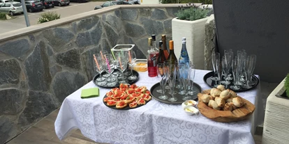 Winterhochzeit - PLZ 71034 (Deutschland) - Unser Sekt empfang mit Blick auf den Hohenneuffen  - Schlosscafe Beuren & Cafe Konditorei / Hochzeits Location