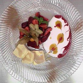 Hochzeitslocation: Leckere Dessert von unser Süßspeisen koch mmmmhhh 
Lecker Bayliesparfait mit Fruchtspiegel   - Schlosscafe Beuren & Cafe Konditorei / Hochzeits Location 