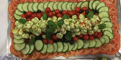 Winterhochzeit - PLZ 71034 (Deutschland) - Leckeres Buffet Tomate Mozarella 
mit Basilkumpesto und Pizzabrot  - Schlosscafe Beuren & Cafe Konditorei / Hochzeits Location