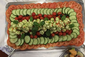 Hochzeitslocation: Leckeres Buffet Tomate Mozarella 
mit Basilkumpesto und Pizzabrot  - Schlosscafe Beuren & Cafe Konditorei / Hochzeits Location 