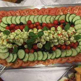 Hochzeitslocation: Leckeres Buffet Tomate Mozarella 
mit Basilkumpesto und Pizzabrot  - Schlosscafe Beuren & Cafe Konditorei / Hochzeits Location 