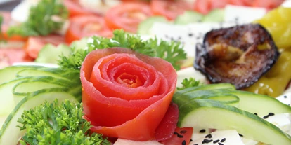 Winterhochzeit - PLZ 71034 (Deutschland) - Unsere Besonders gute Küche mit Antipasti und Tomatenrosen  - Schlosscafe Beuren & Cafe Konditorei / Hochzeits Location