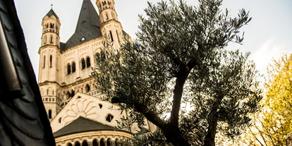 Winterhochzeit - nächstes Hotel - Rheinloft Cologne - Blick auf die Kathedrale Groß St. Martin - RHEINLOFT COLOGNE