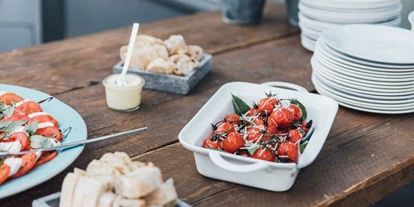 Winterhochzeit - Preisniveau: €€€ - Düsseldorf - Kleine Canapes und andere herzhafte Vorspeisen für einen gelungenen Hochzeitsabend. - Pe303 am Rhein