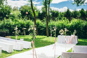 Hochzeitslocation: Freie Trauung im Garten - Villa im Tal