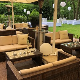 Hochzeitslocation: Lounge und freie Trauung - Villa im Tal