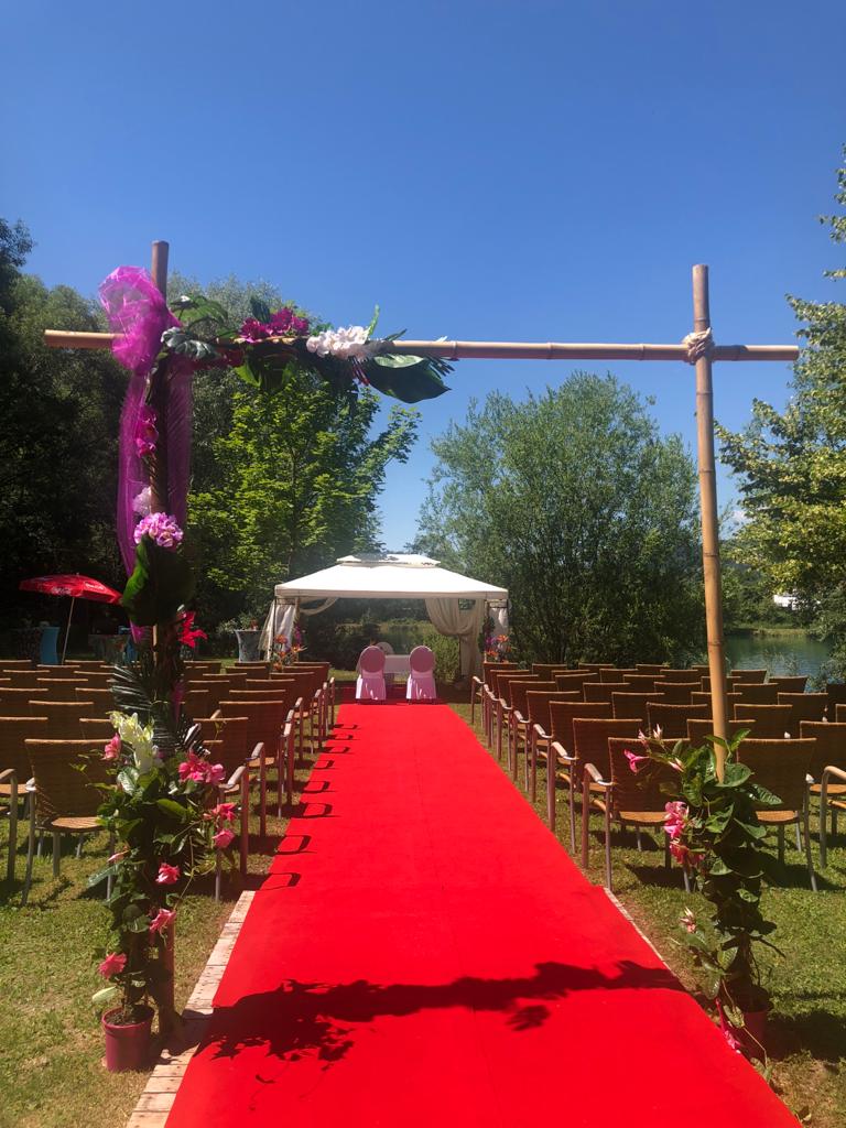 Winterhochzeit - Umgebung: in den Bergen - Wer würde nicht gerne bei so einer Seeufer Kulisse zum Ja Wort schreiten. Egal ob eine Hochzeit im großen oder kleinen Stil, wir sorgen immer für eine wunderschöne Trauung, wobei uns unsere einmalige Eventlocation am See mit Bergen und Wald im Hintergrund bei Braut und Bräutigam so wie bei ihren Gästen sehr beliebt ist .  - Flasch City am Freizeitsee