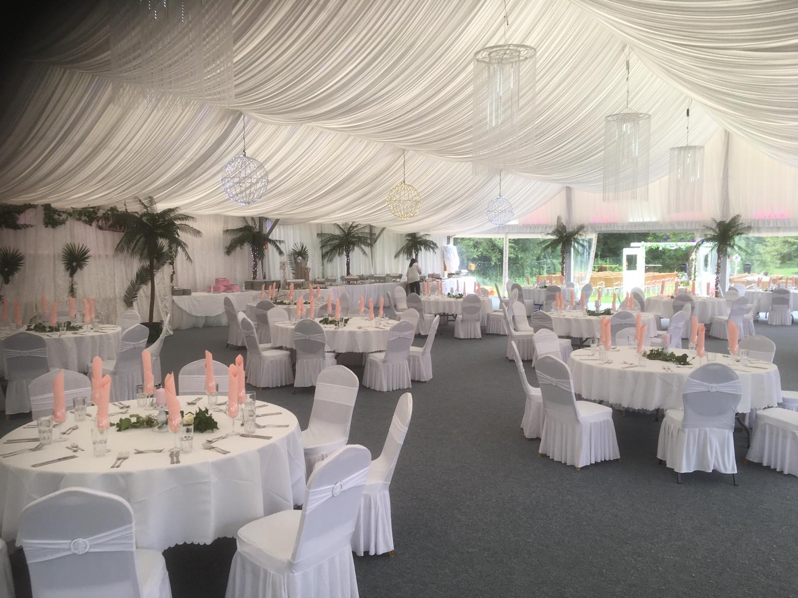 Winterhochzeit - Umgebung: in den Bergen - Ein Fest Raum ganz in Weiß für eines unserer glücklichen Brautpaare, mit einem Hauch Karibik Style. Dieser Style wird auch gerne für Taufen und Verlobungsfeiern verwendet - Flasch City am Freizeitsee