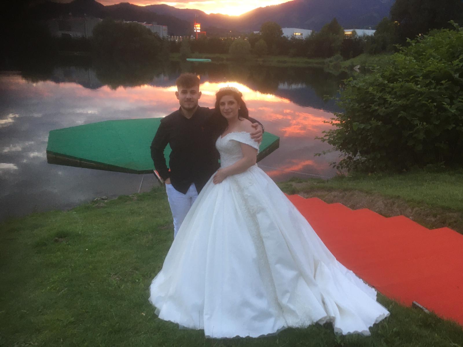 Winterhochzeit - Umgebung: in den Bergen - Zuerst die Trauung am See und weil gerade so ein wunderschöner Sonnenuntergang war noch direkt ein schönes Foto vom Brautpaar gemacht.  - Flasch City am Freizeitsee