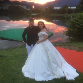 Hochzeitslocation: Zuerst die Trauung am See und weil gerade so ein wunderschöner Sonnenuntergang war noch direkt ein schönes Foto vom Brautpaar gemacht.  - Flasch City am Freizeitsee