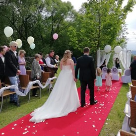 Hochzeitslocation: Die Braut wird ganz traditionell von Ihrem Vater zum Bräutigam geführt.  - Flasch City am Freizeitsee